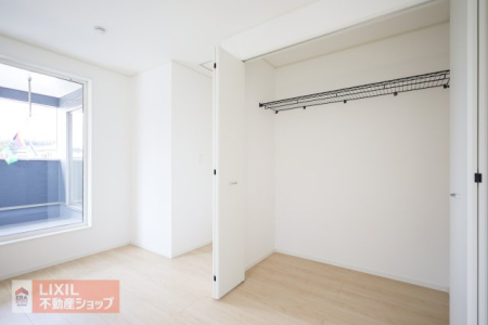 ���[ ���v�w��q�ǂ��B�̈ߗނ������Ղ肵�܂����e�ʂ̃E�H�[�N�C���N���[�[�b�g�B�G�߂̈ߗނ��犓��X�q�Ȃǂ̏����܂ł����Ղ�ۊǉ\�B�E�H�[�N�C���^�C�v�Ȃ̂ňߗނ̏o������␮�����ڂ��X���[�Y�ɍs���܂��B