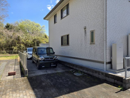 ���ԏ� ���C�t�X�^�C���ɍ��킹�Ďg����������2�ӏ��̒��ԏ�B�����g���Ԃ͓쑤�ցA�Z�J���h�J�[�◈�q�p�͖k���ցB�~�n��L�����p�����֗��Ȕz�u�ł��B