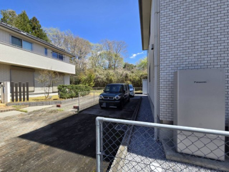 ���ԏ� �k���ɂ͏c��2�䕪�̃J�[�X�y�[�X���m�ہB�쑤�̕���2��ƍ��킹�āy���v4��z�̒��Ԃ��\�ł��B���q�p��A���q�l�̏����̂��ԗp�Ƃ��Ă��d�󂵂܂��B