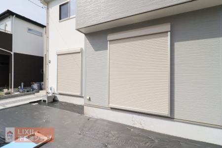  ���n�����ʐ^�B�P�K���r���O�ɂ͉J���̋������ɂ��𗧂h�ƃV���b�^�[�����Ă��܂��B