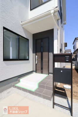  ���ʂȏ��肪�Ȃ����փh�A�Ƒ��݂̂ł܂Ƃ߂��Ĉ�ۓI�ȃf�U�C�����ڂ������܂��B