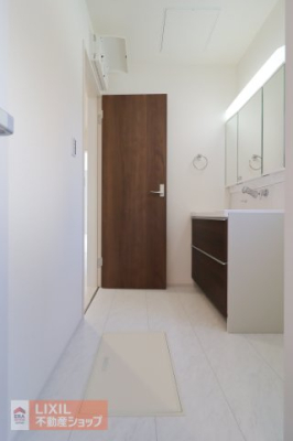  ���ʒE�ߏ��͂������Ƃ����X�y�[�X�Ŏg���₷���ł��B���ʉ��ϑ�ɂ͖L�x�Ȏ��[��݂��Ă��܂��B