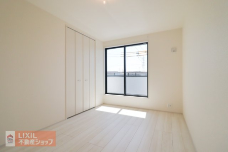 ���̑����� ��ɖʂ����m���͗z���ӂ肻�������邢�����A2�ʍ̌��Ŗ��邢��ۂ̋�ԂŊJ����������܂��B