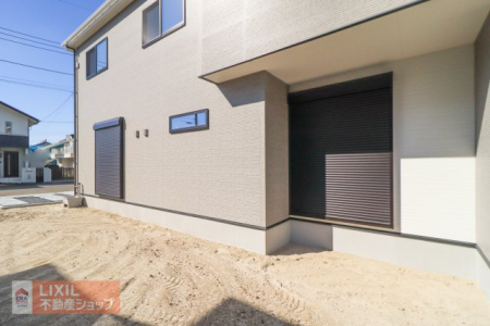  ���V���b�^�[�͍ЊQ��ՔM�E�h���E�h���E�����ȂǑ����̃����b�g������܂��B�h�Ƒ΍�Ƃ��Ă����ʓI�ł��B �V���b�^�[�͐ݒu���Ă��邾���ŁA���o�I�Ȗh�ƌ��ʂ����҂ł��܂��B