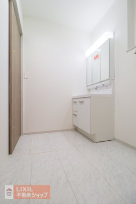  ���ʒE�ߏ��͂������Ƃ����X�y�[�X�Ŏg���₷���ł��B���ʉ��ϑ�ɂ͖L�x�Ȏ��[��݂��Ă��܂��B