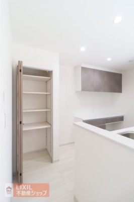 ���[ �p���g���[���[������܂��B�H�i�Ȃǂ��X�g�b�N�ł���ꏊ������ƈ��S�ł��ˁB