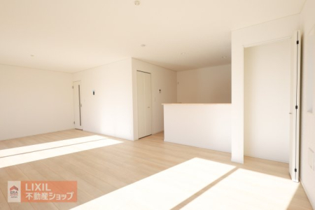  �傫�ȑ�����˂����ނ��������ȗz���ƃi�`�������Ȗؖڂ̏���N���X�����炩�ȕ��͋C�̃_�C�j���O���[���ł��B�g��炵�h��z�����Ă݂Ă��������B