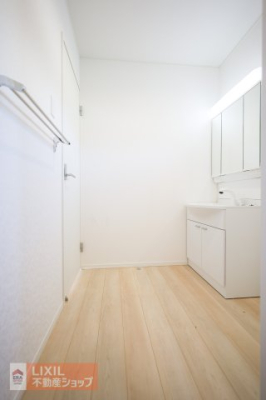  ���ʒE�ߏ��͂������Ƃ����X�y�[�X�Ŏg���₷���ł��B���ʉ��ϑ�ɂ͖L�x�Ȏ��[��݂��Ă��܂��B