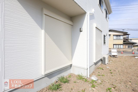  �y�h�Ɛݔ��z���n�����ʐ^�B�P�K���r���O�ɂ͉J���̋������ɂ��𗧂h�ƃV���b�^�[�����Ă��܂��B