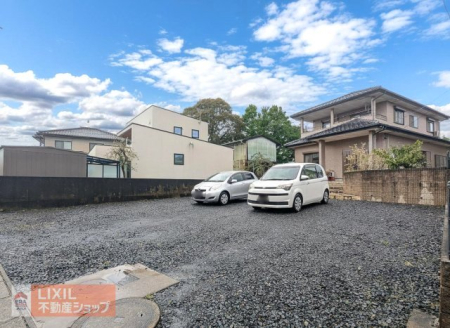 ���ԏ� �L���X�y�[�X�́A��Ԃ�DIY�̍�Ə�Ƃ��Ă͂������A���q�l�����H�ɏo�邱�ƂȂ����S�ɗV�ׂ�ꏊ�Ƃ��Ă��œK�ł��B�ׂ̎ԂƂ̊Ԋu���L�����邽�߁A�x�r�[�J�[����̏悹�~�낵��A�傫�ȉו��̐ςݍ��݂��Z