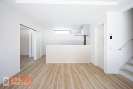  �傫�ȑ�����˂����ނ��������ȗz���ƃi�`�������Ȗؖڂ̏���N���X�����炩�ȕ��͋C�̃_�C�j���O���[���ł��B�g��炵�h��z�����Ă݂Ă��������B